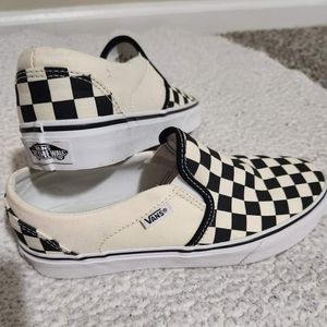 Vanns size 7 black and white